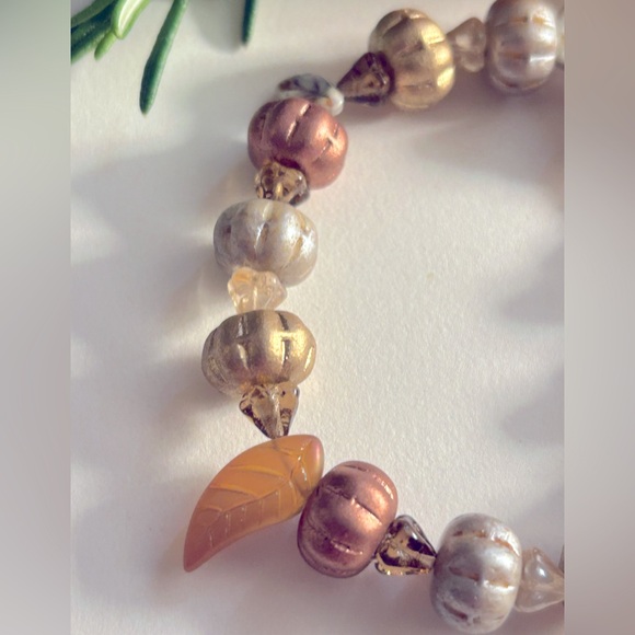 NWOT bracelet Pumpkins & Autumn Leaves metallics Czech Glass, charms, stretch - Picture 2 of 8